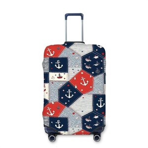 Pode incluir: Uma mala com rodas com uma capa com tema náutico. A capa apresenta um design de patchwork com padrões hexagonais e quadrados vermelhos, brancos e azul marinho. Âncoras, veleiros e estrelas são impressos na capa.