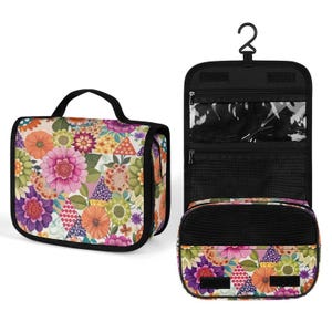 Op de afbeelding: Een reistas voor cosmetica en een hangende toilettas met bloemenprint. De tas heeft een handvat en een kleurrijk patroon van bloemen in roze, oranje en paars. De organizer heeft meerdere compartimenten en een haak.