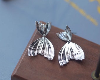 Sparkling Mermaid's Tail: High-Quality Sterling Silver (S925)  Stud Earrings , Lightweight & Comfortable; A pair