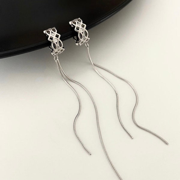 Long Chain Sterling Silver Ear Cuff, No Piercing is Needed, Chic Clip-on, Pain-Free, Gold/Silver, Stylish Craftmanship, Gift for her.
