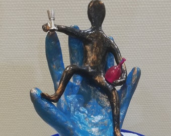 Skulptur, U3 " Feiernder" , Pappmache, nur für drinnen, H 21 cm, B 15 cm, T 14 cm , Unikat, handgemacht, originelles Geschenk