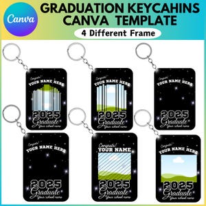 Könnte beinhalten: Vier verschiedene Designs für Schlüsselanhänger zum Abschluss mit schwarzem Hintergrund und silbernen Schlüsselringen. Jedes Design zeigt ein anderes Hintergrundbild, darunter ein Sternenhimmel, ein Fenster mit Blick auf ein Feld und ein Feld mit einer Wolke. Der Text "Congrats!" und "YOUR NAME HERE" wird auf jedem Schlüsselanhänger angezeigt, zusammen mit dem Jahr "2025" und den Worten "Graduate" und "Your school name".