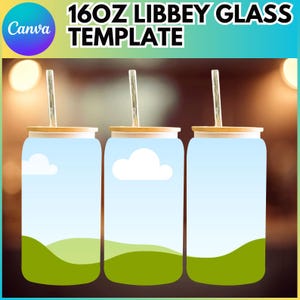 Könnte beinhalten: Drei 16oz Libbey Glasvorlagen mit einem Himmel- und Landschaftsdesign. Jedes Glas hat einen Bambusdeckel und einen klaren Strohhalm. Das Design zeigt einen blauen Himmel mit weißen Wolken und grünen Hügeln.