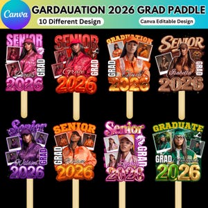 以下が含まれることがあります： 卒業生の写真がプリントされた卒業記念パドル。各パドルには卒業生の氏名、2026年、および「Senior」または「Graduate」の文字が記載されています。パドルは様々な色とデザインで、「Gardaution 2026 Grad Paddle」の文字があります。