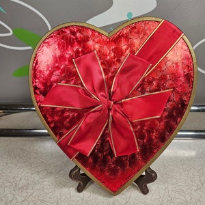 Boîte à bonbons vintage en forme de coeur pour la Saint-Valentin, rouge, Saint-Valentin, métallique, or, ruban, années 1970