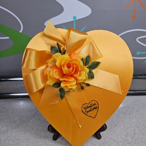 Boîte à bonbons vintage en forme de coeur pour la Saint-Valentin, Jaune, Saint-Valentin, Métallique, Fleurs, Ruban, Années 1970