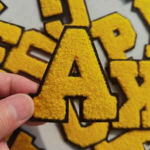 Amarelo Bordado Ferro em Chenille Letras Aplique Patch design Nome Letras Patch para T-shirt ou Casaco ou Jeans Patches