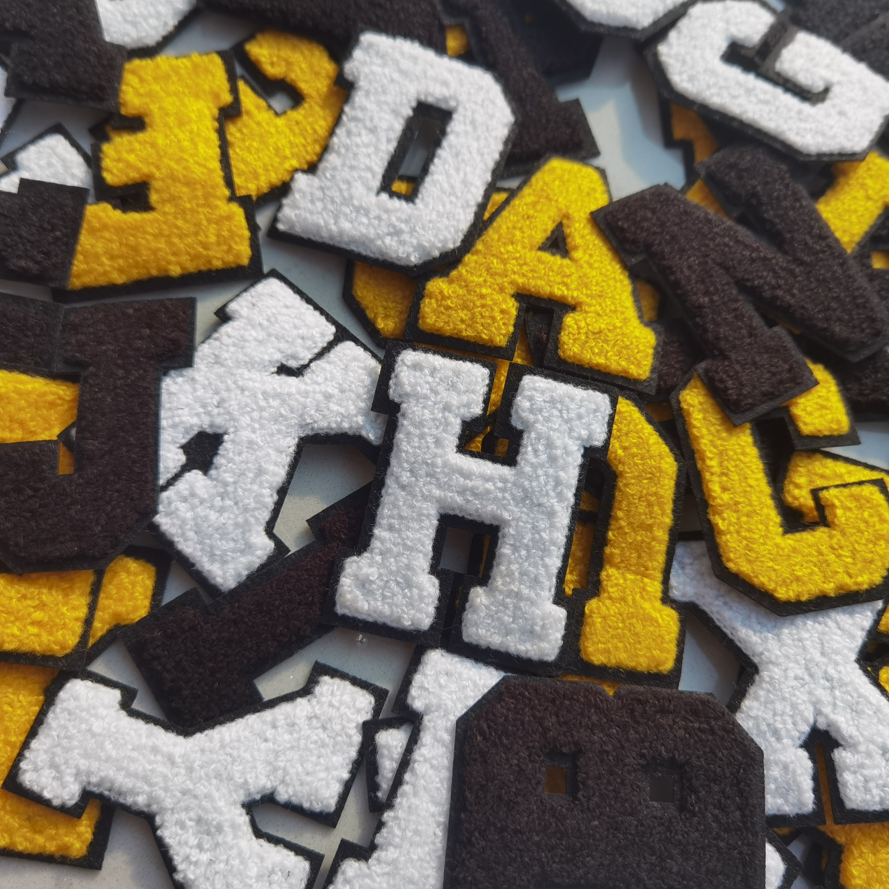 72 Stück Aufbügel-Buchstaben & Zahlen – Bestickt, Ca. 4,5 Cm Hoch, Zum Personalisieren Von Kleidung, Taschen, Rucksäcken (gelb)