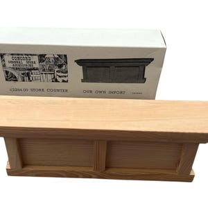 Holz Miniatur Ladentheke #2284.00 von Our Eigener Import Taiwan; Concord General Store Accessoires Theke aus Holz; Puppenhaus Zubehör