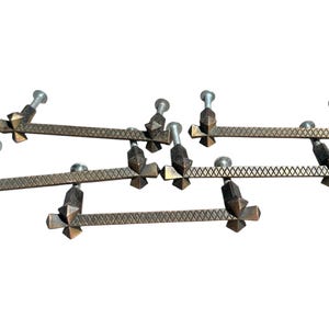 以下が含まれることがあります： アンティークブロンズのキャビネットプル6個セット。各プルは装飾的な十字型の端とダイヤモンド模様の中央バーが特徴です。シルバー色のネジで取り付けられており、家具にヴィンテージ感を加えるのに最適です。