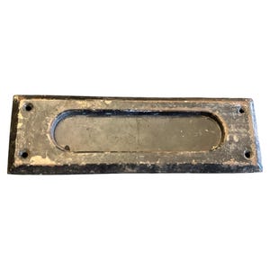 Vintage metalen postsleuf met deur; Eary-mailsleuf; Oude brievenbus; Deur van brievenbus met verouderd uiterlijk; Scharnierende postdeur
