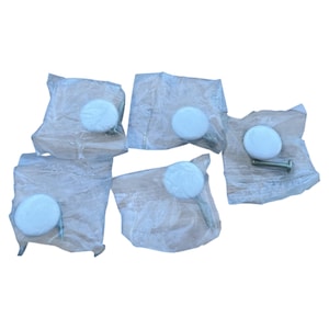 Puede incluir: Cinco pomos de armario blancos con un diseño redondo, cada uno empaquetado individualmente en plástico transparente. Un paquete incluye un tornillo plateado. Los pomos son de color azul claro.