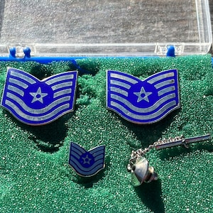 US Air Force Set; 1 Pair of USAF United States Air Force Metal Ranks Technical Sergeant Matching Pins in Tie Tac; US Air Force Set in Case