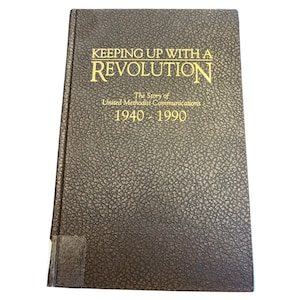 Könnte beinhalten: Ein braunes, ledergebundenes Buch mit dem Titel "Keeping Up With A Revolution: The Story of United Methodist Communications 1940-1990".