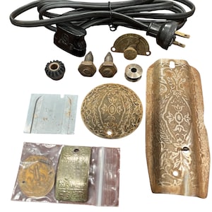 Lote de piezas para máquinas de coser Singer antiguas: cables, placas, bobinas y más