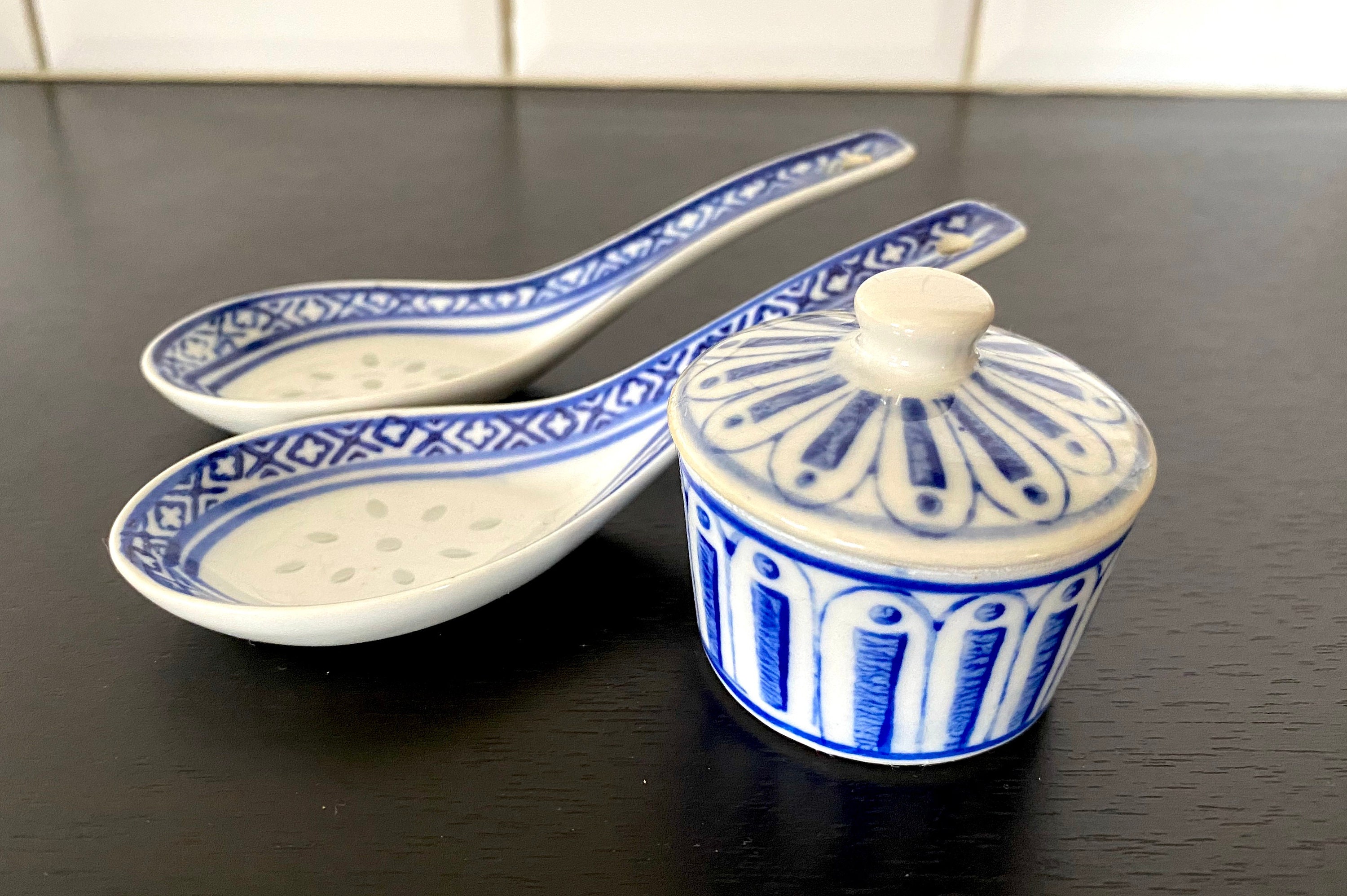 Ensemble de Deux Cuillères Buffet et Bol Sauce, Français Porcelaine Bleu-Blanc