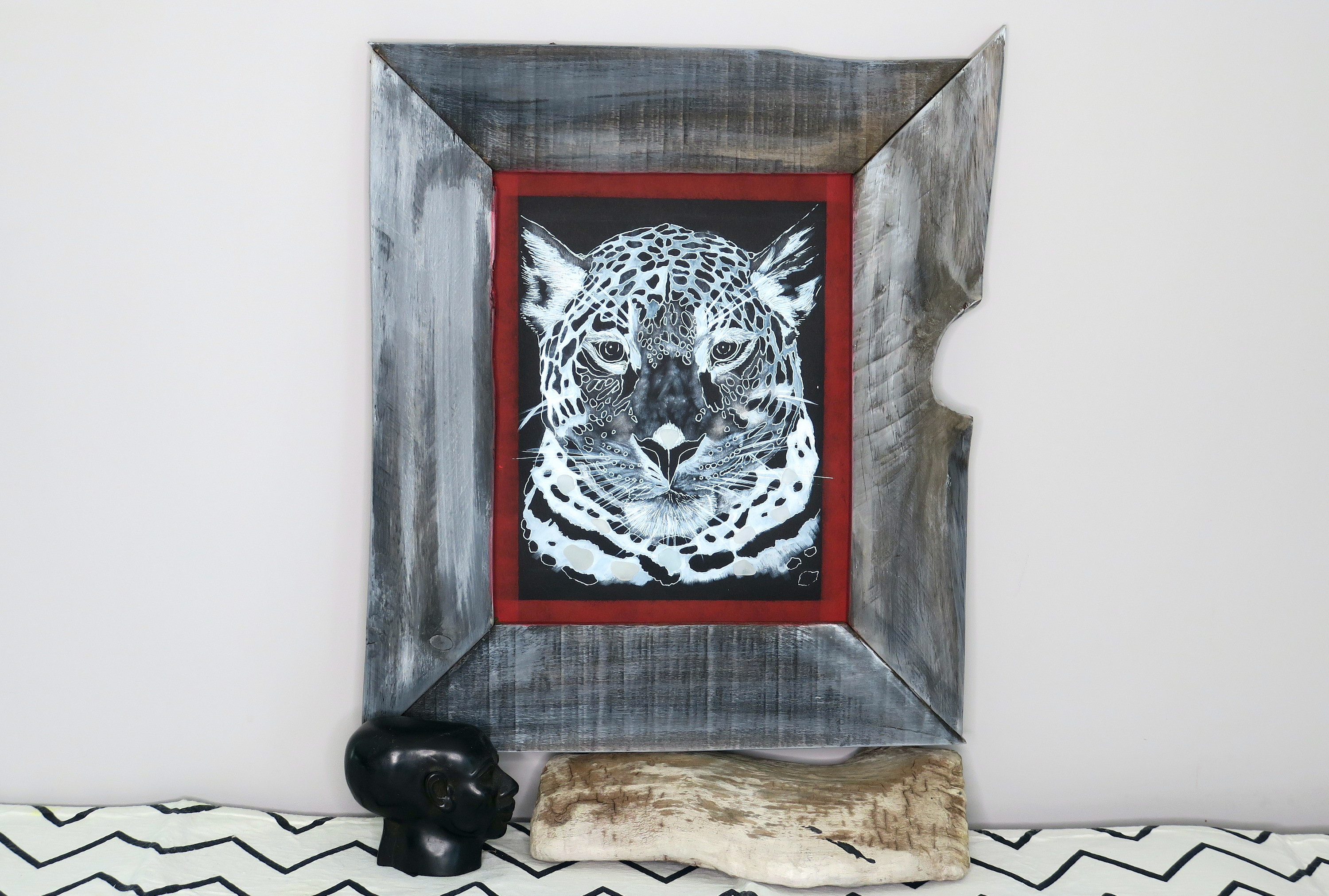 Peinture avec Un Thème Africain Dans Cadre en Bois de Cru Rouge-Noir, Verticale d'un Léopard