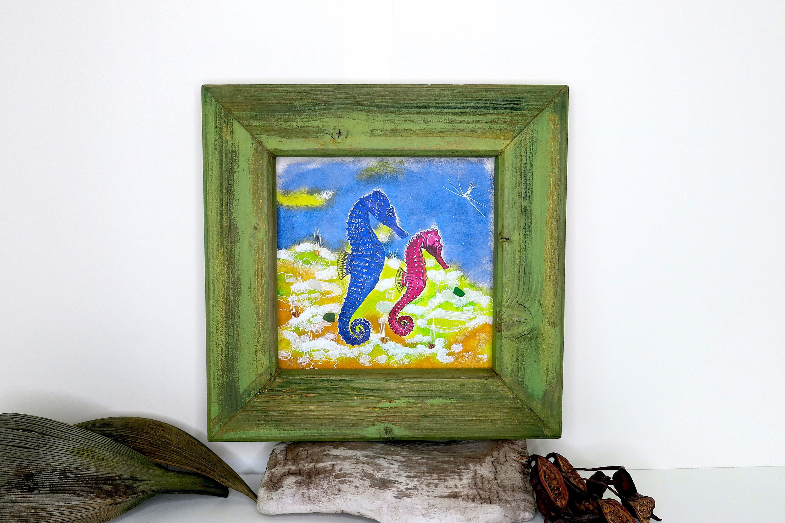 Image Dans Le Modèle de Boho Cadre Vert en Bois Cru, Paysage Marin avec Des Hippocampes