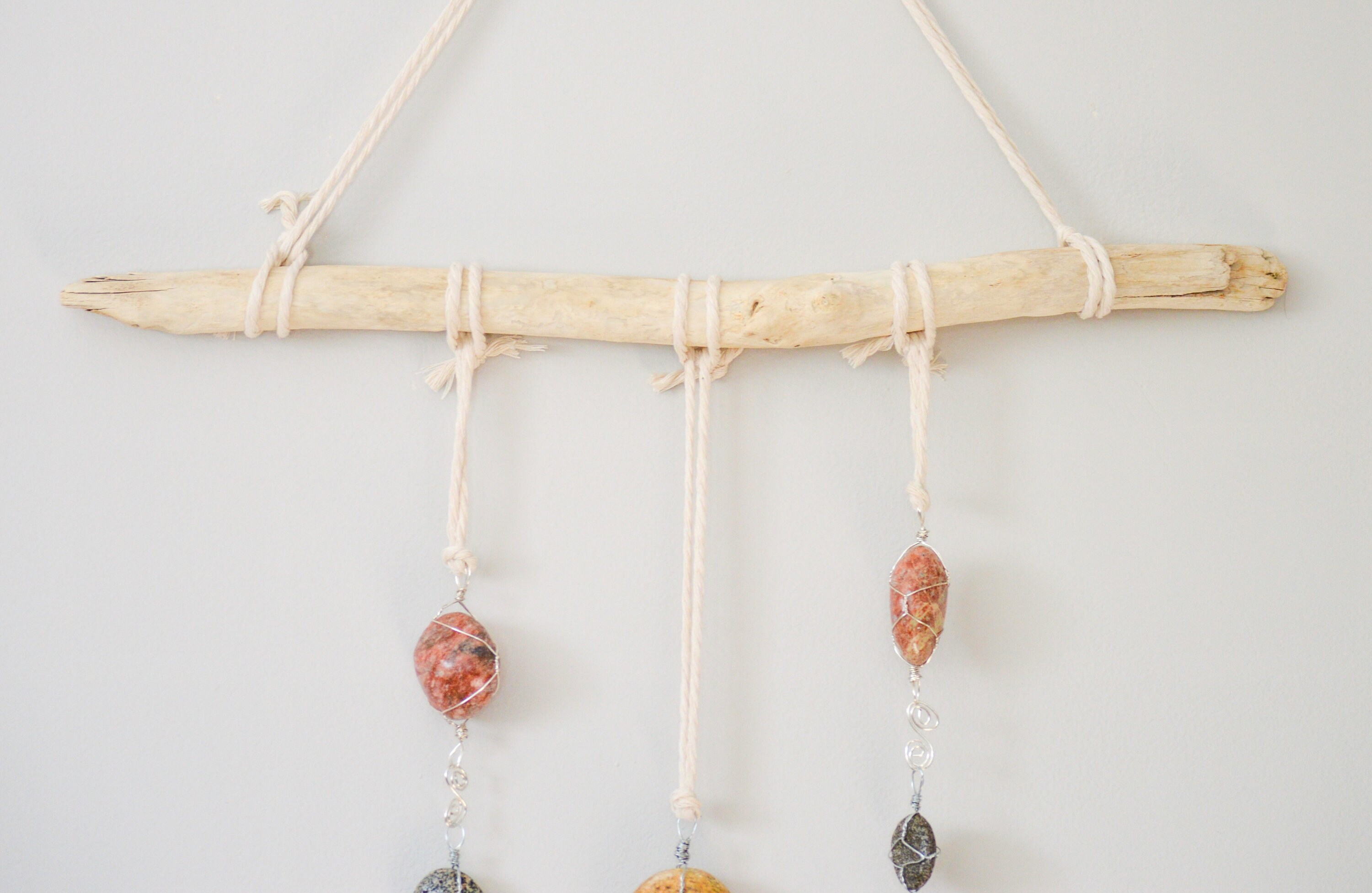 Colgante de pared de madera a la deriva móvil de roca | Etsy