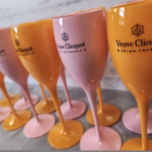 Ensemble-cadeau de 24 flûtes à champagne Veuve Clicquot, 12 de chaque couleur | Personnalisable