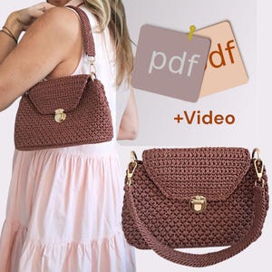 Pode incluir: Uma bolsa de crochê marrom com fecho de aba e ferragens douradas. A bolsa tem uma alça de ombro e uma alça superior. A imagem também inclui o texto "pdf" e "+Video".