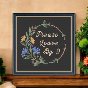「Please Leave by Nine」クロスステッチパターンPDF – 面白いモダンなウェルカム刺繍 – 型破りな新築祝いの装飾