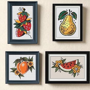 Puede incluir: Cuatro obras de arte en punto de cruz enmarcadas con diseños de frutas. Incluye un racimo de fresas rojas, una pera amarilla, un melocotón naranja y una rodaja de sandía. Cada pieza enmarcada tiene un marco negro o azul marino.
