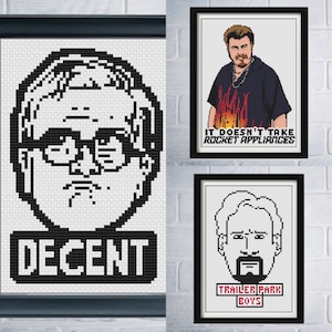 Puede incluir: Tres patrones de punto de cruz enmarcados con personajes del programa de televisión Trailer Park Boys. El primer patrón muestra un retrato en blanco y negro de Ricky con el texto "Decent" debajo. El segundo patrón muestra un retrato a color de Ricky con el texto "No se necesitan cohetes para los electrodomésticos". El tercer patrón muestra un retrato en blanco y negro de Julian con el texto "Trailer Park Boys".