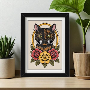 Puede incluir: Arte de punto de cruz enmarcado que representa un gato negro con ojos verdes, rodeado por un halo amarillo y rosas rojas y amarillas. La obra de arte está en un marco negro.