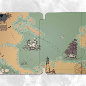 Może przedstawiać: Wzór mapy w stylu vintage z kompasem, statkiem piratów, krakenem i latarnią morską. Mapa jest w odcieniach zieleni, brązu i beżu.