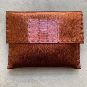 Cartera de mano de piel de cobre cosida a mano con detalle rosa, cartera de mano de piel auténtica única en su tipo, bolso para eventos, 21 x 16 cm