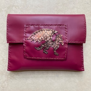 Pochette unique en cuir magenta fabriquée artisanalement, entièrement cousue à la main, sac unique avec décoration de dragon, 21,5 cm x 16 cm