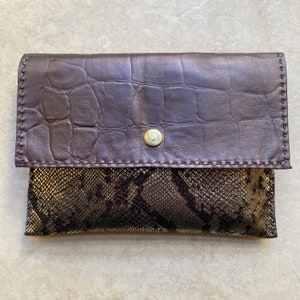 Pochette à imprimé animal entièrement cousue à la main en cuir véritable marron rose et marron/or, unique en son genre, fabriquée artisanalement, sac à main évènementiel, 22 x 16 cm