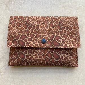 Einzigartige, vollständig handgenähte Clutch-Tasche aus Korkleder, einzigartige Handtasche, Boho-Tribaltasche mit Giraffendruck, handwerklich hergestellt, 22 x 16 cm