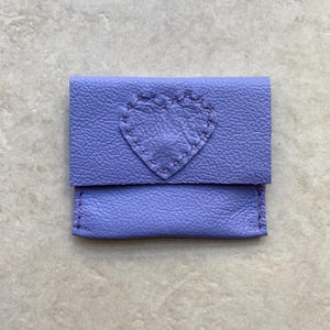 Portamonete/portacarte in pelle cucito a mano, unico nel suo genere, mini pochette lilla 10 x 9 cm, perfetto regalo artigianale