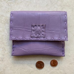 Portamonete/portacarte in pelle cucito a mano OOAK, mini pochette lilla 10 x 9 cm, perfetto regalo artigianale