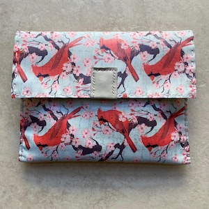 Vollständig handgenähte OOAK-Handtasche aus Korkleder, einzigartige Handtasche, Boho-Tasche mit rotem Kardinal-Thema, handwerklich hergestellt, 21 x 16 cm