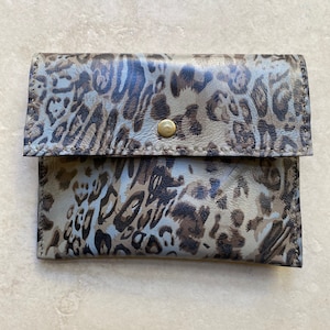 Cartera de mano de piel con estampado animal cosida a mano, cartera de mano de piel auténtica única y hecha a mano, bolso de evento, cartera con estampado de leopardo, 22 x 17 cm