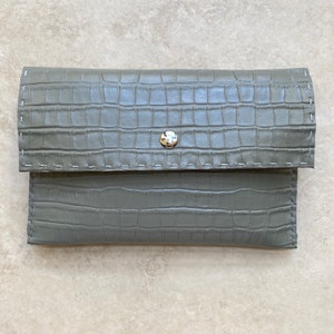 Pochette en cuir, sac en cuir véritable unique entièrement cousu à la main, sac à main vert vétiver, borsa cucita a mano, 23,5 x 16 cm