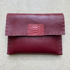 Cartera de piel de color rojo intenso, hecha a mano, única en su tipo, hecha a mano, hecha a mano, bolso de mano de piel auténtica, bolso de evento, bolso rojo burdeos, 22 x 16 cm