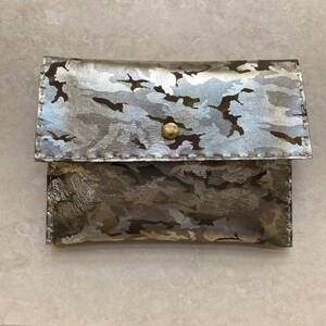 Pochette unique en cuir véritable camouflage entièrement cousue à la main, sac à main unique