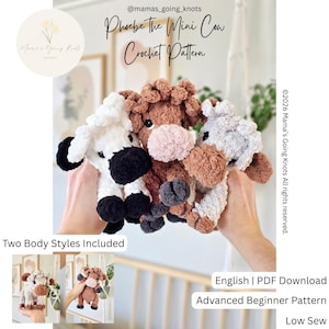 Op de afbeelding: Drie gehaakte koeienspeelgoedjes in wit, bruin en grijs, elk met unieke kleurpatronen. De afbeelding bevat de tekst "Phoebe The Mini Cow Crochet Pattern" en "Two Body Styles Included."