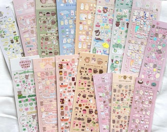 Peut inclure: Un ensemble de 15 feuilles d'autocollants illustrant de mignons animaux. Les autocollants sont sur un fond transparent et sont parfaits pour ajouter une touche de fantaisie à votre agenda, votre journal ou d'autres projets d'artisanat. Les autocollants présentent une variété d'animaux, notamment des ours, des lapins et des oiseaux. Les autocollants sont de différentes couleurs, notamment le rose, le bleu et le jaune.