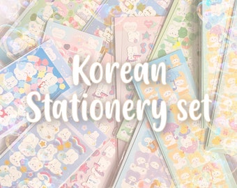 Puede incluir: Un conjunto de papelería coreana colorida con adorables pegatinas de osos con diferentes diseños. Las pegatinas están en hojas con fondos pastel e incluyen estrellas, nubes, arcoíris y otros elementos caprichosos.