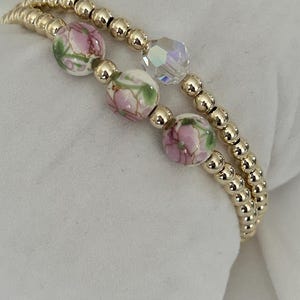 Pulsera de cuentas rellenas de oro de 18 kt con cuentas de flores de porcelana.