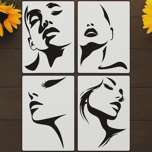 Puede incluir: Cuatro impresiones artísticas rectangulares blancas con retratos en blanco y negro estilizados de rostros de mujeres. Cada impresión muestra un perfil o primer plano diferente, con líneas y sombras audaces. La obra de arte está sobre un fondo de madera oscura.