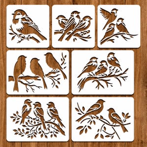 Puede incluir: Conjunto de plantillas de pájaros de madera marrón sobre fondo blanco. Cada plantilla muestra diseños detallados de aves posadas en ramas, ideales para manualidades y proyectos decorativos.