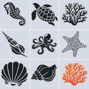 Puede incluir: Una colección de ilustraciones en blanco y negro de vida marina, que incluye un caballito de mar, una tortuga, coral, una concha, un pulpo y una estrella de mar. Una ilustración de coral es naranja. Las imágenes están sobre un fondo azul claro.