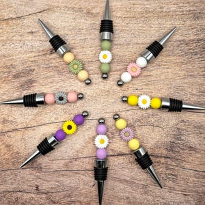 Daisy Wine Bottle Stopper – Handmade Beaded Wine Stoppers – Floral Hostess Gift – Spring Wine Lover Gift – Bar Cart Accessories