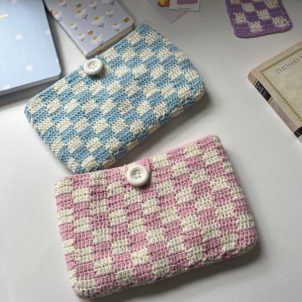 Pochette livre à carreaux au crochet, couverture de livre au crochet vichy rose et bleue, pochette au crochet faite main, sac de livre, protège-livre, cadeau pour les amateurs de lecture